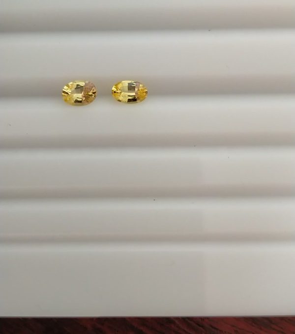 Yellow Sapphire Pair - Oval - 0.90 ct - COR authenticated
