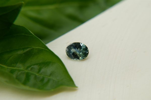 Yellowish Green Sapphire - Oval - 0.60 ct - COR authenticated