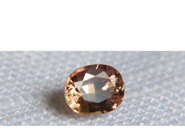 Multi-Color Yellow Sapphire - Oval - 0.56 ct - GIA certified