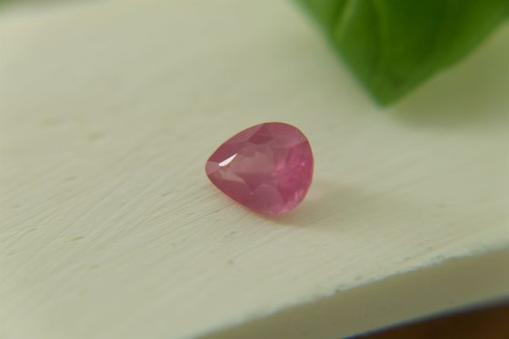 Rare: Neon Pink Mahenge Spinel - Pear - 1.50 ct - COR authenticated