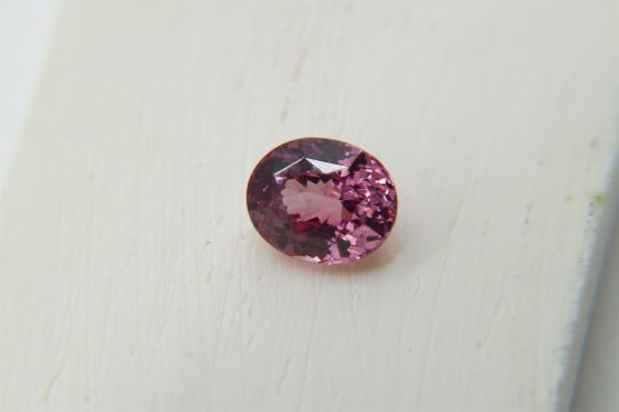 Premium: Vivid Orange-Pink Rhodolite Garnet - Oval - 2.684 ct - IGL certified